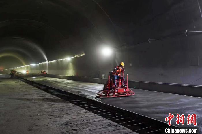 圖為隧道施工現場?！∥鞑刈灾螀^交通運輸廳 供圖