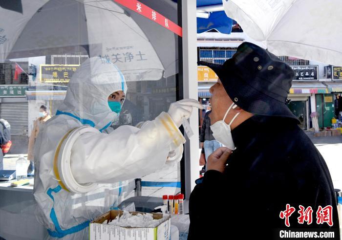 12月7日，拉薩市民正在進行核酸檢測。　李林 攝