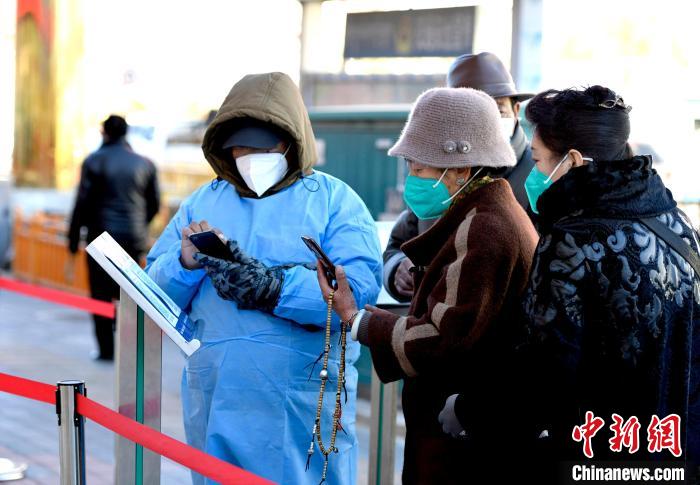 12月7日，拉薩市民掃碼進入銀行辦理業(yè)務。　李林 攝