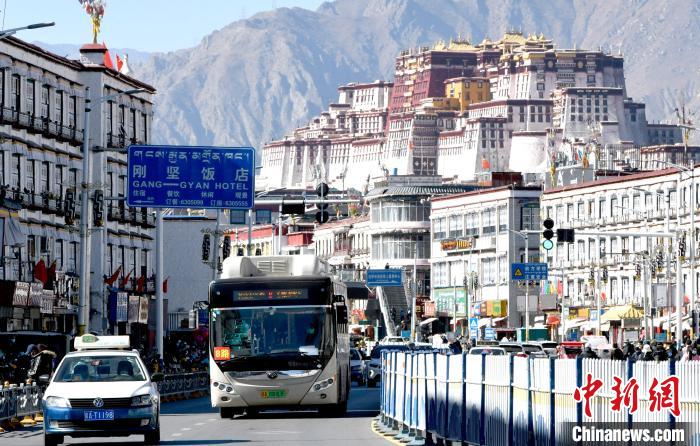 12月7日，一輛公交車從拉薩市城關區(qū)北京東路駛過。　李林 攝
