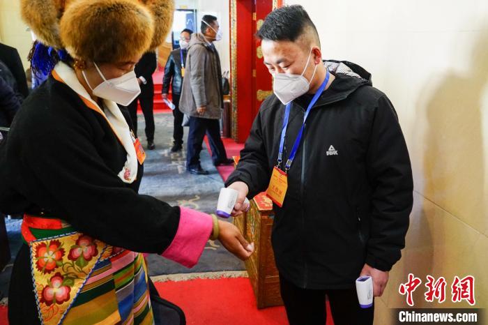 政協委員測體溫后入場?！〗w波 攝