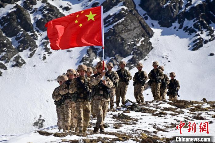 官兵們在巡邊途中?！≡裢?攝