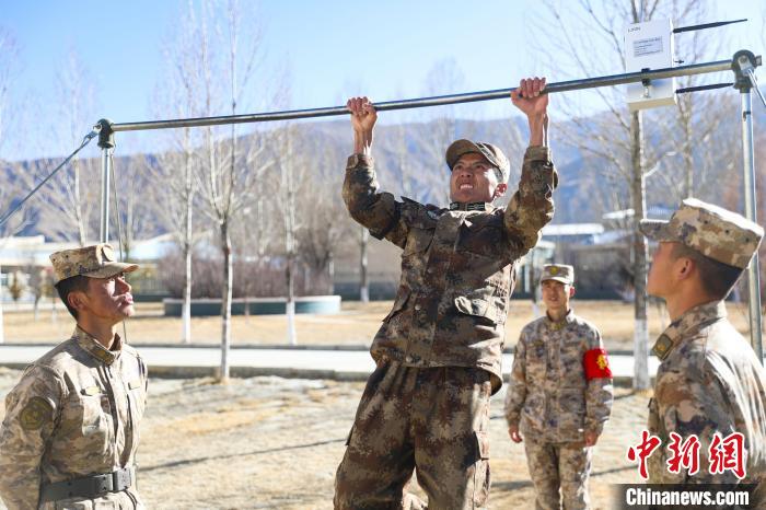 單杠引體向上現場，選手竭盡全力突破自我。　吳蒙昆 攝