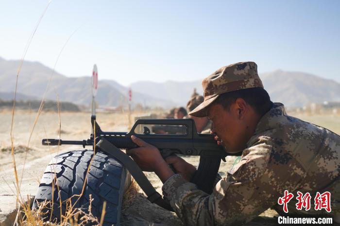 參賽民兵在進行瞄準。　吳蒙昆 攝