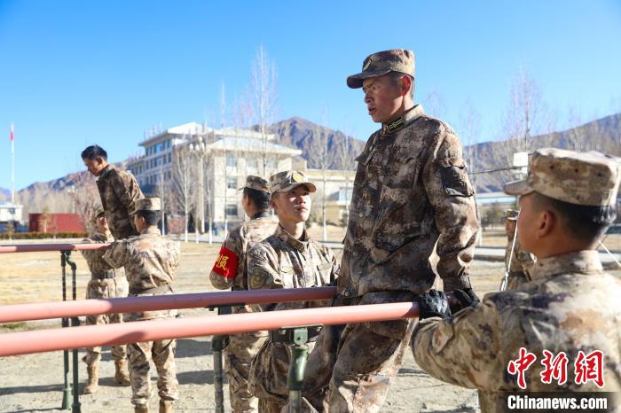 雙杠臂屈伸項目競賽現場。　吳蒙昆 攝