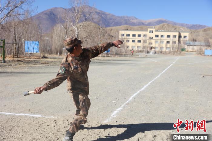 手榴彈投遠比武競賽現場。　吳蒙昆 攝