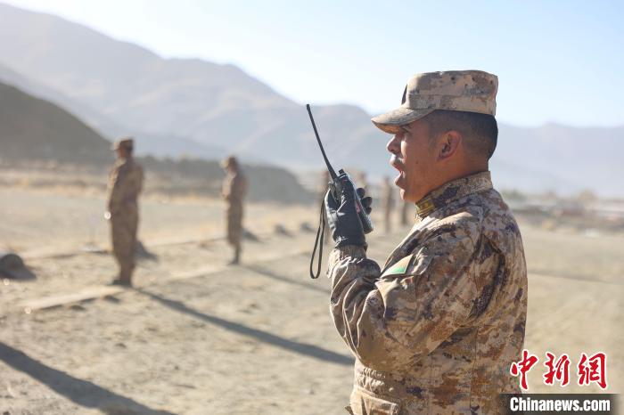 裁判員羅布次仁下達“臥姿裝子彈”口令。　吳蒙昆 攝