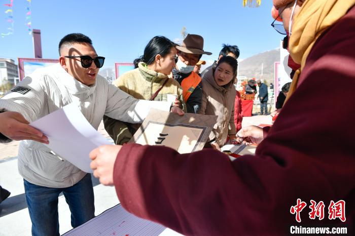 圖為展銷會現場。　貢嘎來松 攝