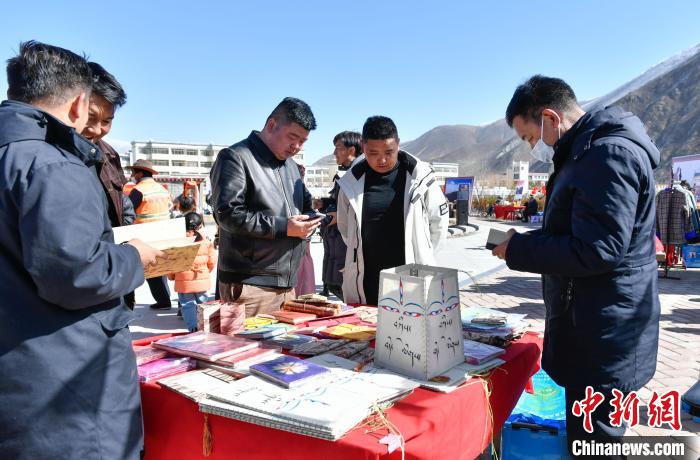 圖為展銷會現場。　貢嘎來松 攝