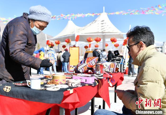 圖為展銷會現場。　貢嘎來松 攝