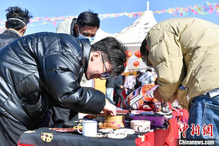 圖為展銷會現場。　貢嘎來松 攝