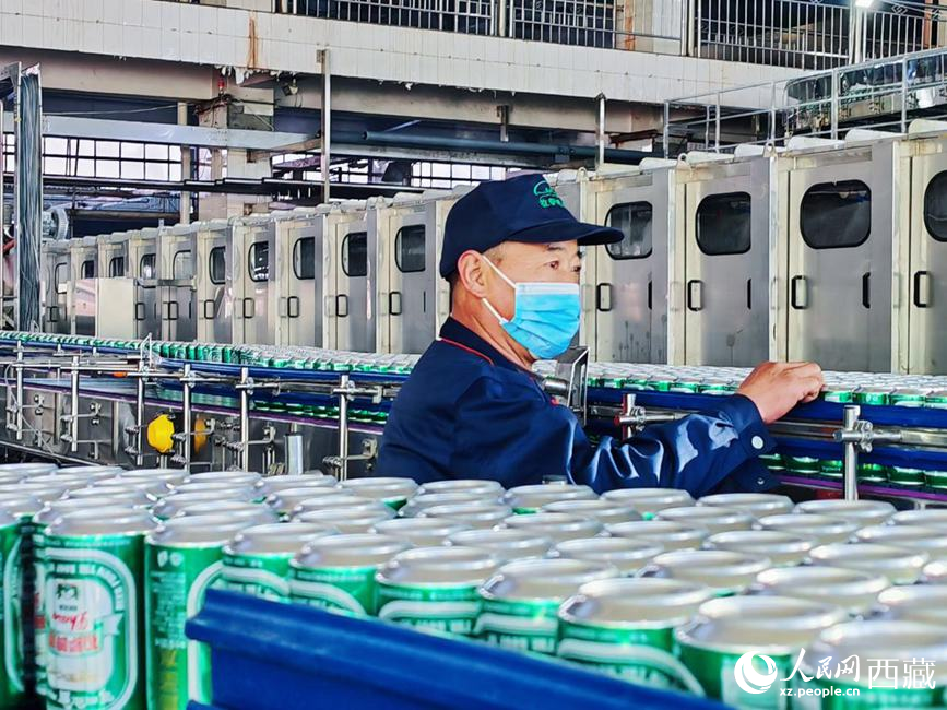 技術人員在生產線上檢查產品。人民網 李海霞攝