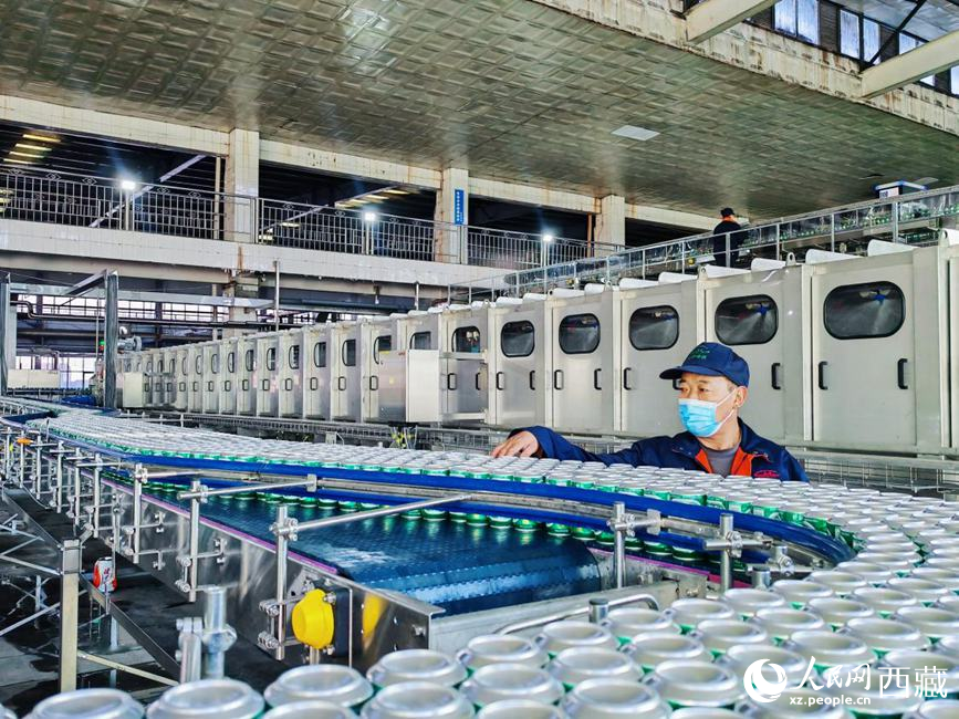 技術人員在生產線上檢查產品。人民網 李海霞攝