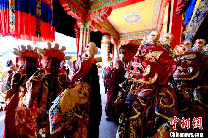 2月19日，楚布寺僧人們佩戴面具準備參加跳神活動。　李林 攝