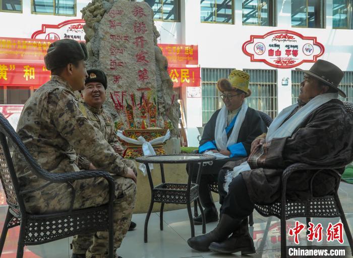 圖為阿里軍分區(qū)某邊防團(tuán)官兵與駐地群眾拉家常。　劉曉東 攝