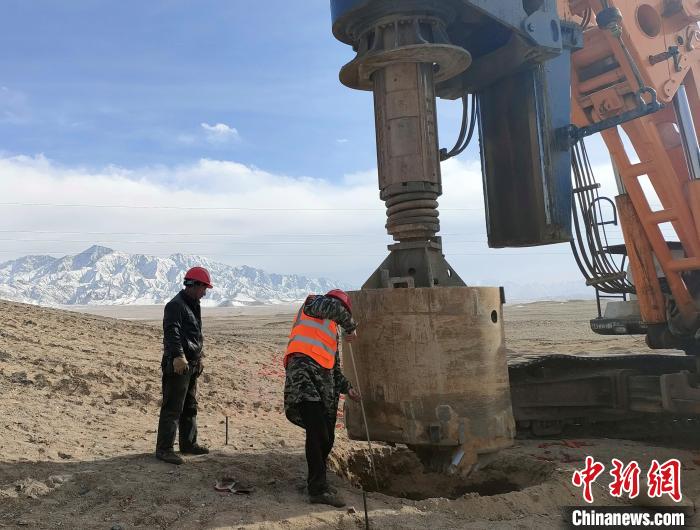 圖為施工人員檢查護筒高度?！⒁婧?攝