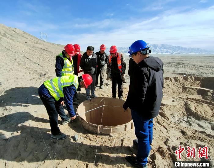 圖為施工人員檢查樁基護筒中心位置?！⒁婧?攝