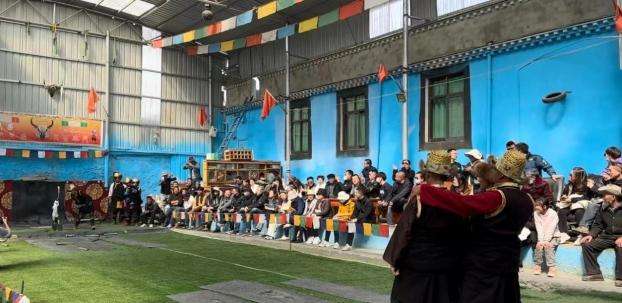 西藏山南：百名游客在扎西曲登社區沉浸式體驗藏歷新年大年三十——“囊嘎”