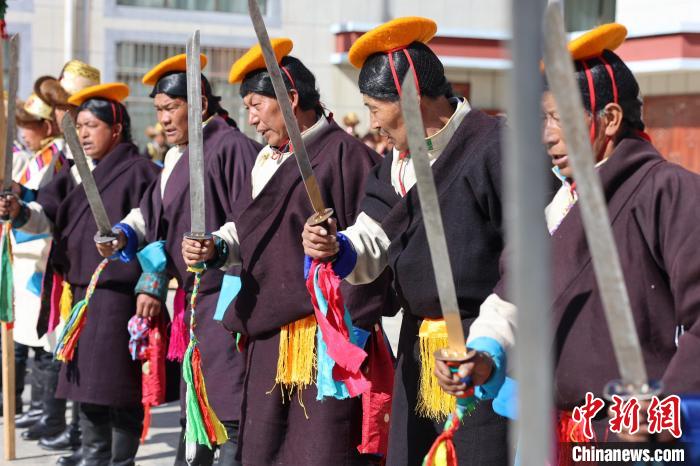 圖為藝人們手持藏刀表演加麻百·甲江?！愔闈扇?攝