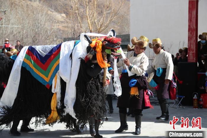 圖為民間藝人表演加麻百·甲江?！愔闈扇?攝