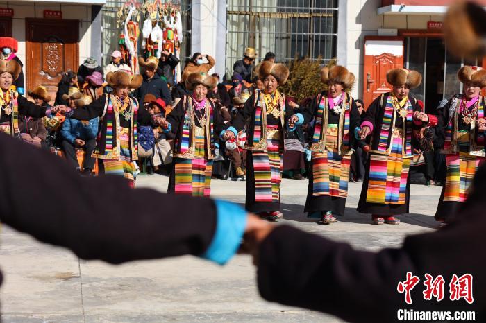 圖為民間藝人表演加麻“果諧”?！愔闈扇?攝