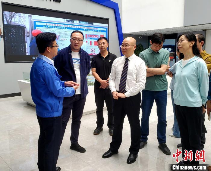 圖為全國政協委員、農工黨青海省委主委王昆(中)在企業調研。　郭滿福 供圖