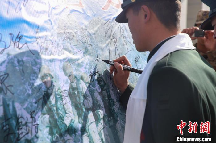 退役士兵簽名留念。　劉俊輝 攝