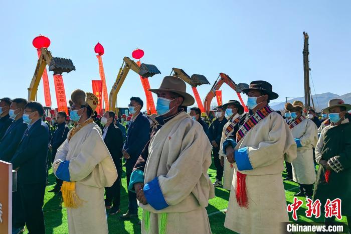 各方代表參加集中開復工儀式。　尼瑪卓嘎 攝