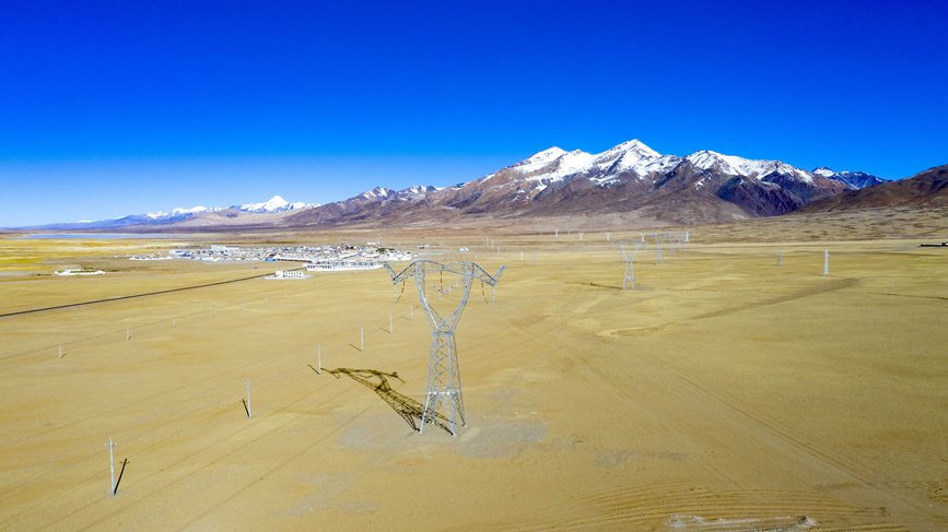 位于海拔4700多米的阿里聯網工程霍爾變電站。