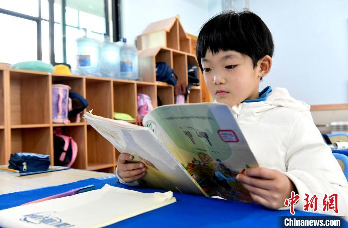 3月14日，西藏拉薩市第一小學一年級六班學生丁增樂吉在閱讀藏語課本?！±盍?攝