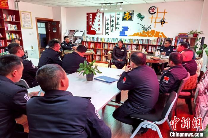 圖為亞東出入境邊防檢查站民警與銀行業務人員進行金融知識深入交流。　胡利媛 攝