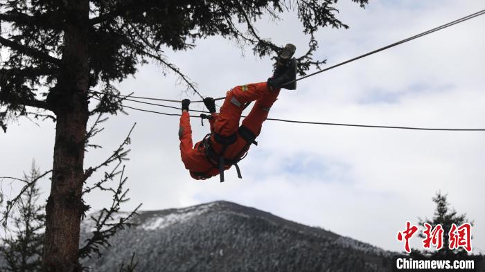 正在進行橫渡訓練。　西繞拉翁 攝