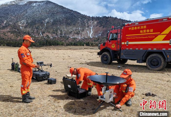 正在進行通信通聯(lián)訓練。　西繞拉翁 攝