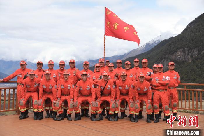 合影留念。　西繞拉翁 攝