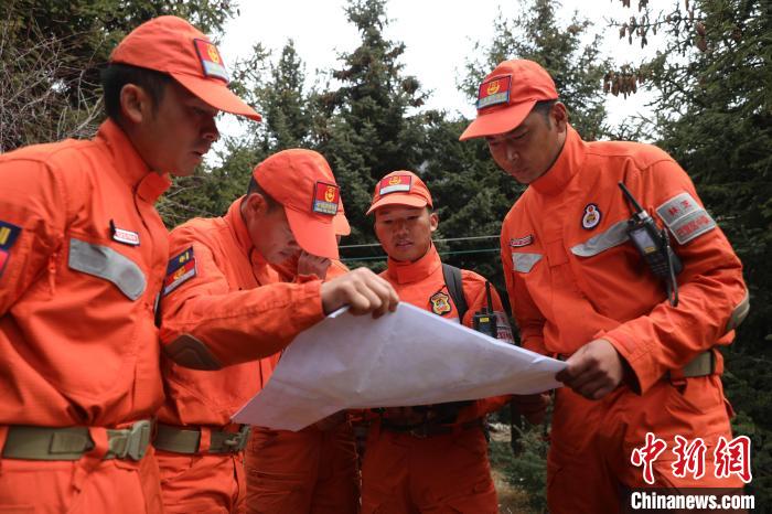 指戰(zhàn)員正在進行地形勘察。　西繞拉翁 攝