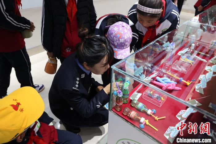 圖為亞東邊檢站民警為駐地小學生開展禁毒教育。　胡利媛 攝