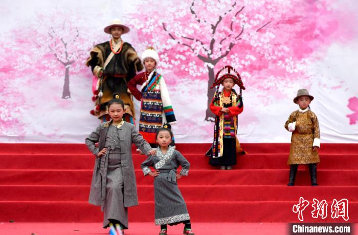 3月28日，西藏林芝第二十屆桃花旅游文化節開幕式上的文藝表演。　李林 攝