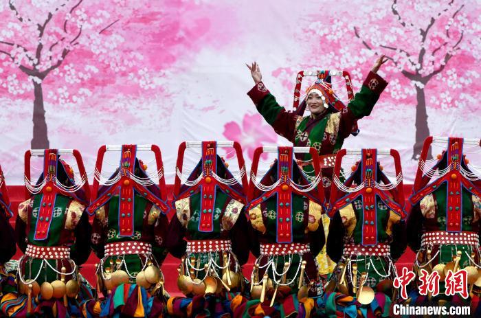 3月28日，西藏林芝第二十屆桃花旅游文化節開幕式上的文藝表演。　李林 攝