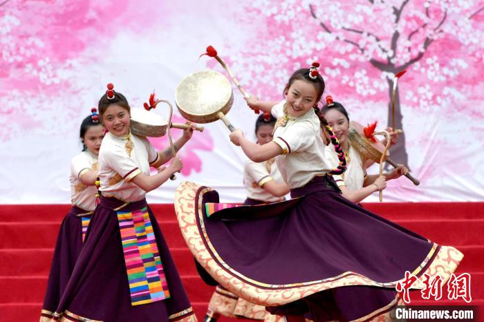 3月28日，西藏林芝第二十屆桃花旅游文化節開幕式上的文藝表演。　李林 攝