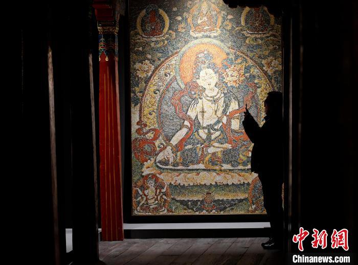 3月31日，觀眾欣賞展覽中的作品。　李林 攝