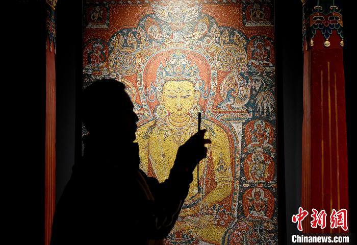 3月31日，觀眾欣賞展覽中的作品。　李林 攝