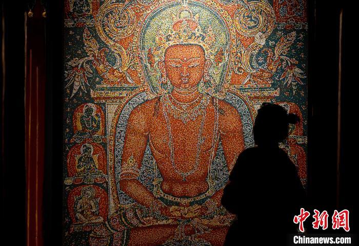 3月31日，觀眾欣賞展覽中的作品。　李林 攝