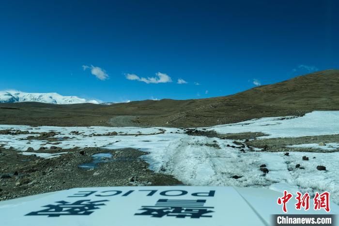 4月5日，普瑪江塘邊境派出所巡邏車(chē)通過(guò)冰河路段。　江飛波 攝