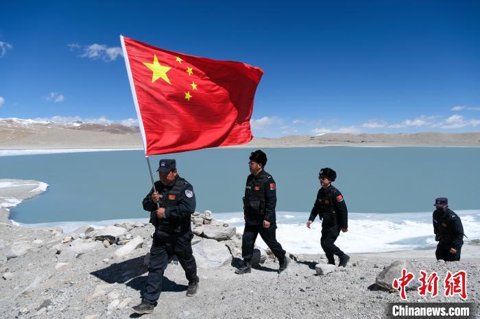 4月5日，普瑪江塘邊境派出所民輔警進(jìn)行邊境巡邏。　江飛波 攝