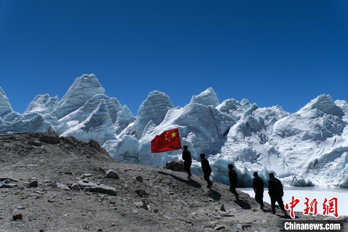 4月5日，普瑪江塘邊境派出所民輔警巡邏至四零冰川附近。　江飛波 攝