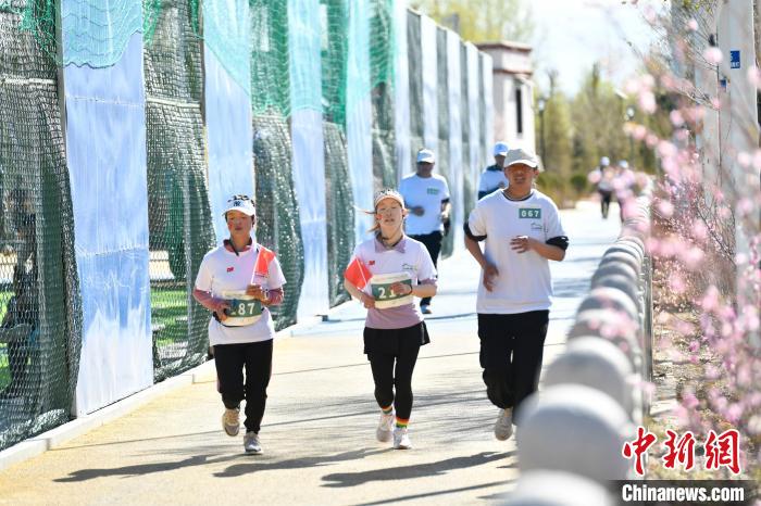 圖為5公里歡樂跑現場?！∝暩聛硭?攝