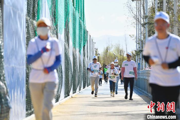 圖為5公里歡樂跑現場?！∝暩聛硭?攝