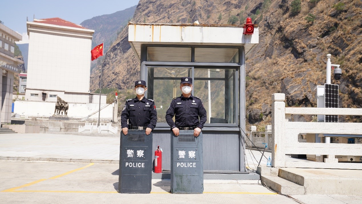 吉隆口岸移民管理警察正在執勤。人民網記者 唐宋攝