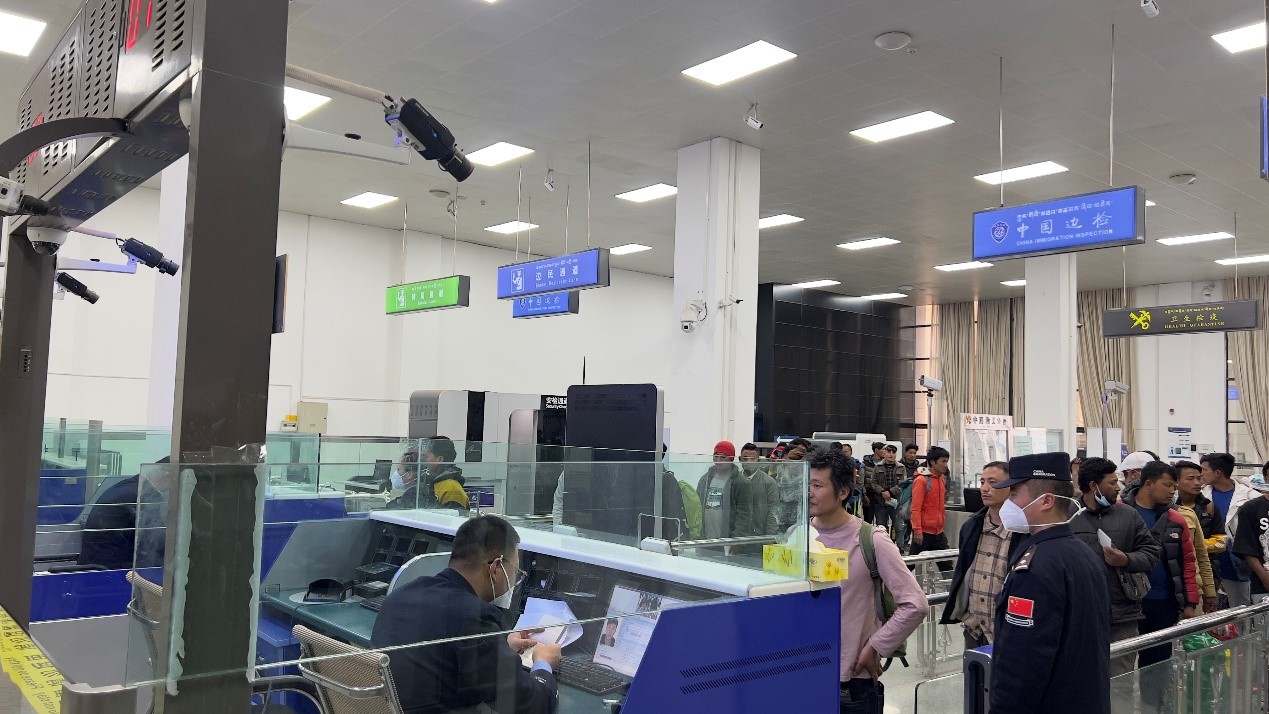 吉隆口岸移民管理警察正在查驗護照。人民網記者 唐宋攝