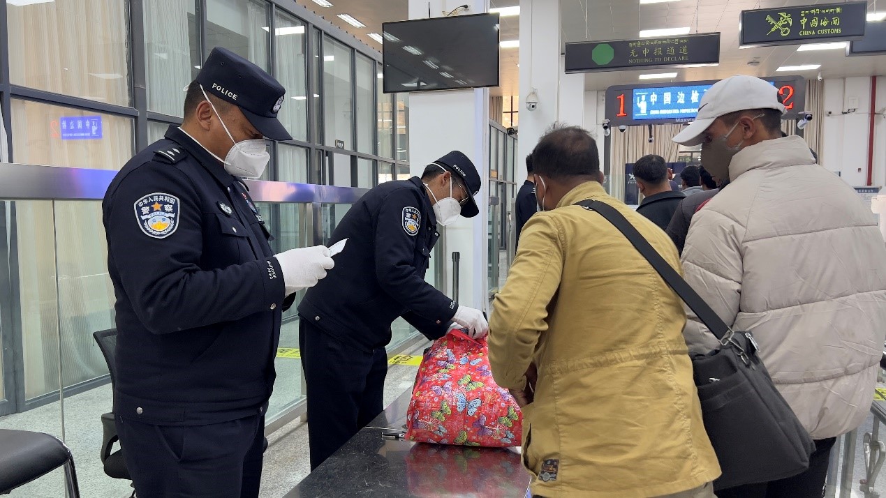 吉隆口岸移民管理警察正在對行李物品進行檢查。人民網記者 唐宋攝